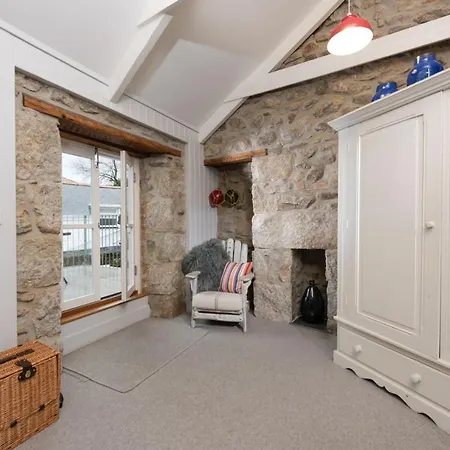 Apartment Sunny Corner Mousehole