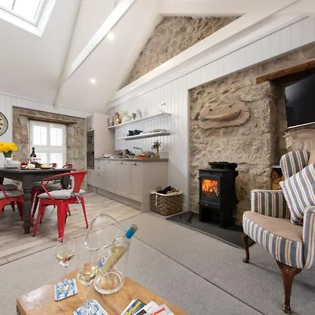 Apartment Sunny Corner Mousehole